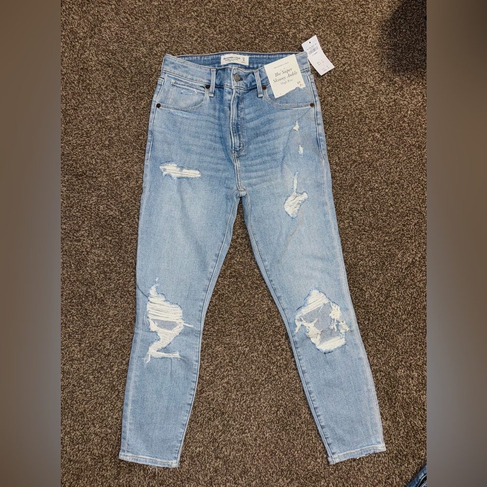 27/4 short Abercrombie & Fitch “the super skinny ankle high rise”